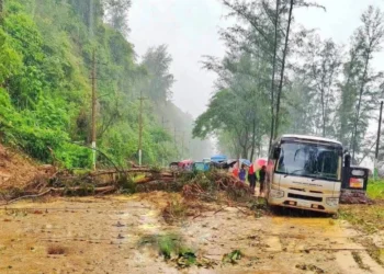 কক্সবাজারের মেরিন ড্রাইভে পাহাড়ধস, যান চলাচলে বিঘ্ন
