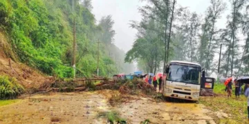 কক্সবাজারের মেরিন ড্রাইভে পাহাড়ধস, যান চলাচলে বিঘ্ন
