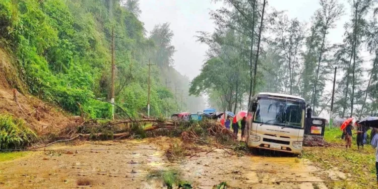 কক্সবাজারের মেরিন ড্রাইভে পাহাড়ধস, যান চলাচলে বিঘ্ন