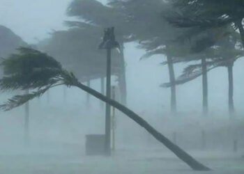 সকাল থেকেই বৃষ্টি, ১৩ জেলায় ঝড়ের শঙ্কা