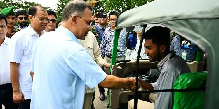 জুলাই যোদ্ধাদের অটোরিকশা ও সিএনজি উপহার দিলেন প্রধানমন্ত্রী