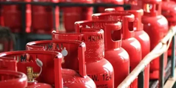 ১২ কেজি এলপিজি সিলিন্ডারের দাম কমে ১৩ টাকায়
