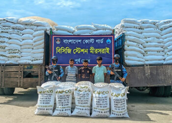 চট্টগ্রাম থেকে মায়ানমারে চার ট্রাক ইউরিয়া সার পাচারের সময় আটক ৩