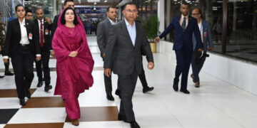 দুই ঘণ্টায় সারেনি ত্রুটি, বিমান থেকে নামলেন প্রধানমন্ত্রী