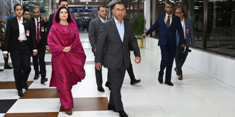 দুই ঘণ্টায় সারেনি ত্রুটি, বিমান থেকে নামলেন প্রধানমন্ত্রী