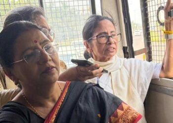 পশ্চিমবঙ্গের সাবেক মুখ্যমন্ত্রী মমতা দিল্লিতে আটক