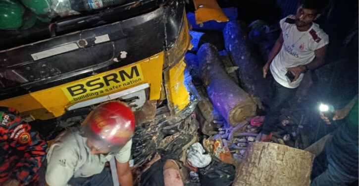 সীতাকুণ্ডে দাঁড়িয়ে থাকা বাসে লরির ধাক্কা, নিহত ৫
