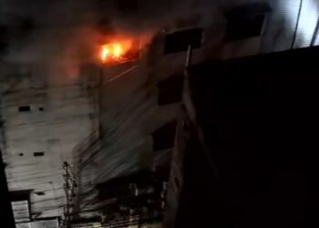 চকবাজার মার্কেটে ভয়াবহ আগুন, নিয়ন্ত্রনে ৫ ইউনিট
