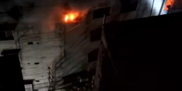 চকবাজার মার্কেটে ভয়াবহ আগুন, নিয়ন্ত্রনে ৫ ইউনিট